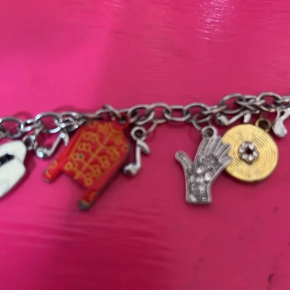 Michael Jackson necklace and charm bracelet - Picture 5 of 6
